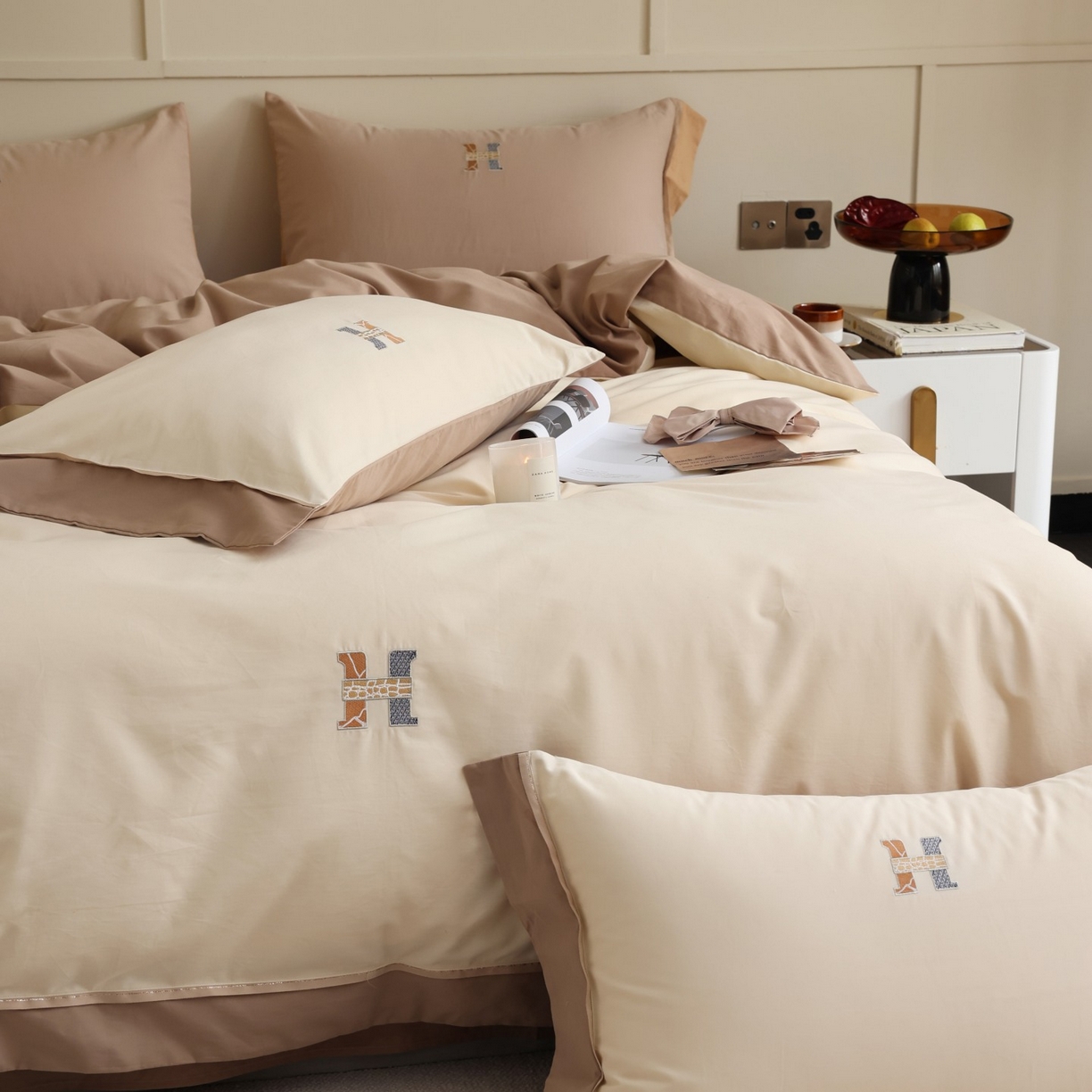 91家纺网 家纺一手货源 找家纺 初拾 2025新款全棉磨毛小资系列绣花四件套-纽约日报（控价不低于368元 会员减 20） 纽约日报-燕麦拿铁