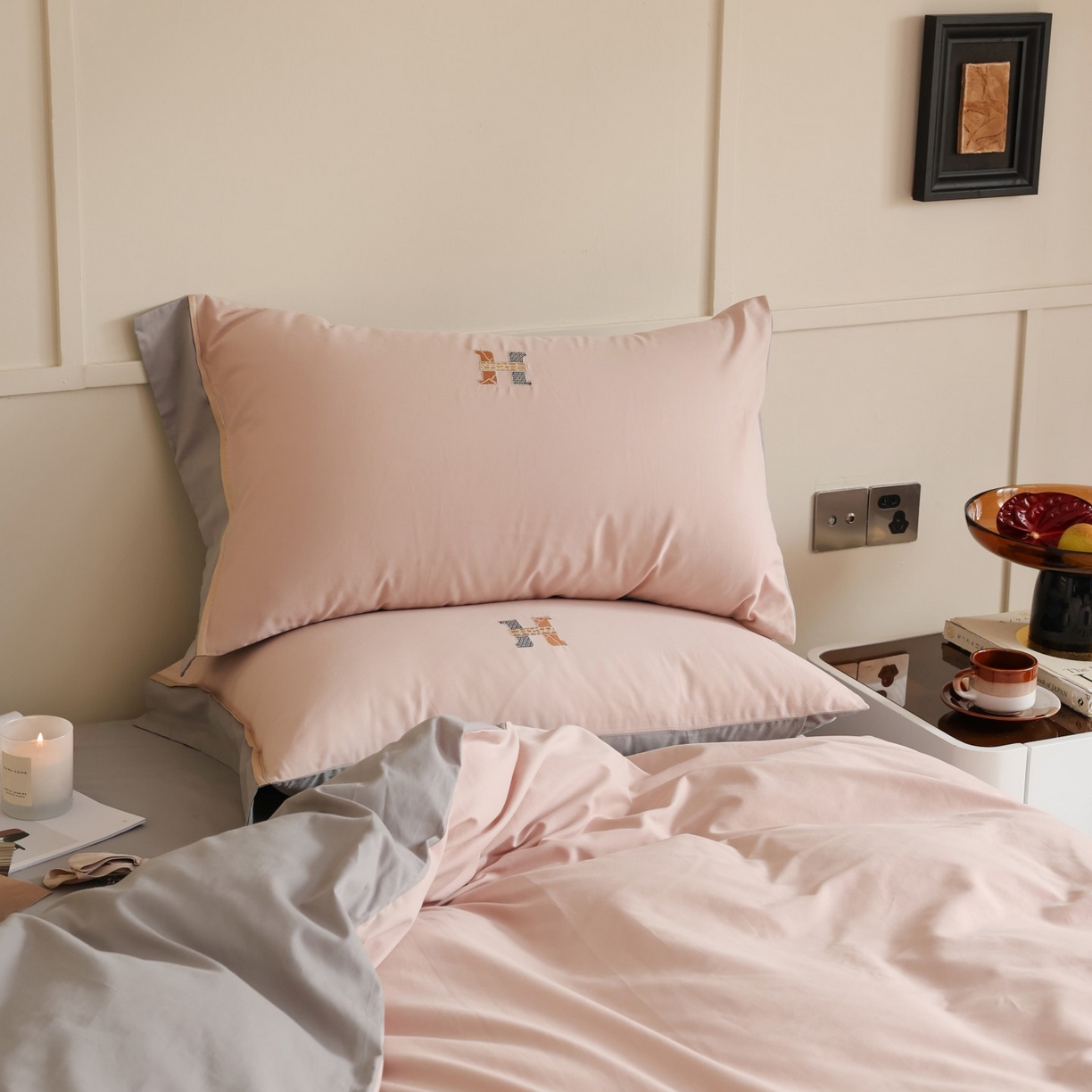 91家纺网 家纺一手货源 找家纺 初拾 2025新款全棉磨毛小资系列绣花四件套-纽约日报（控价不低于368元 会员减 20） 纽约日报-雾色柔莓