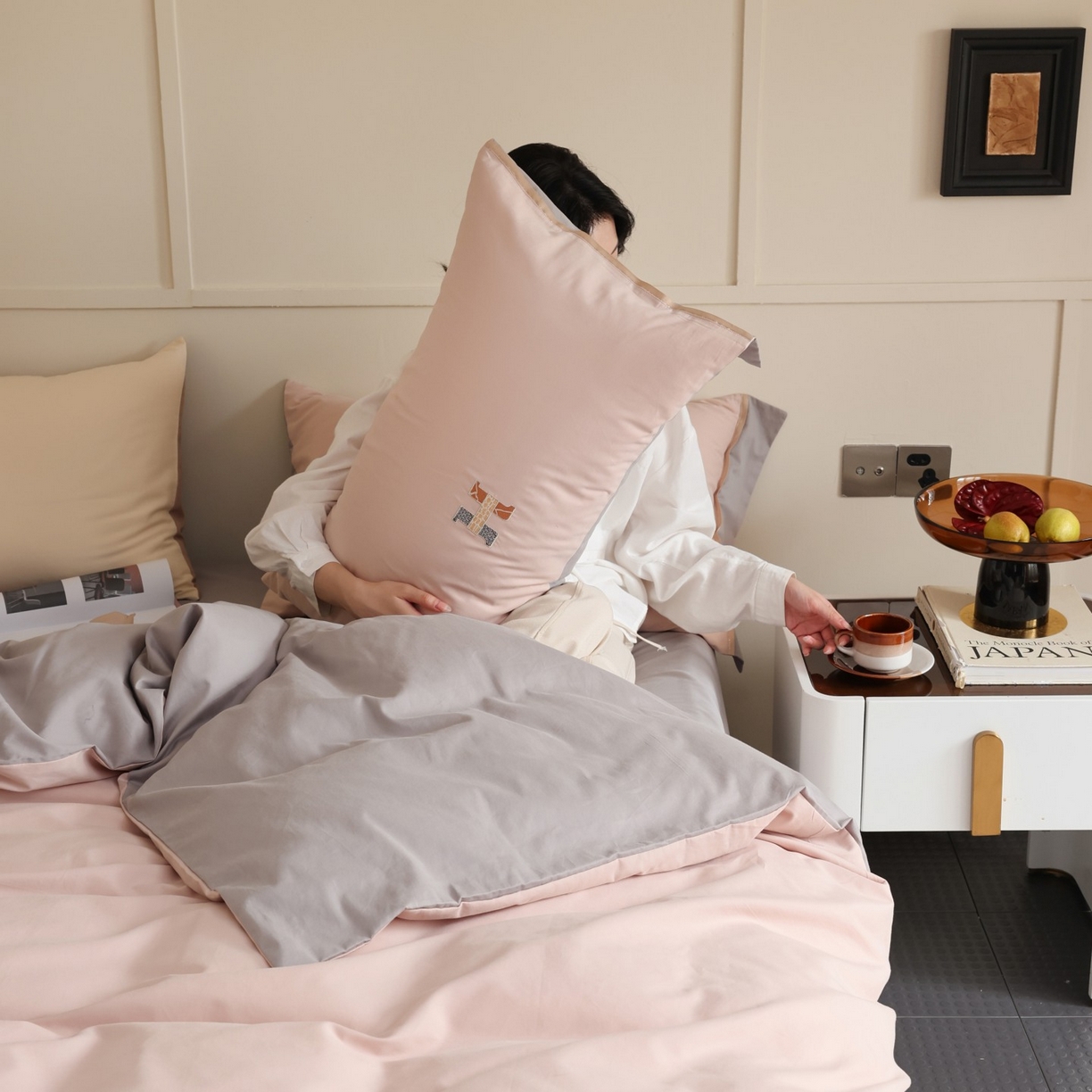 91家纺网 家纺一手货源 找家纺 初拾 2025新款全棉磨毛小资系列绣花四件套-纽约日报（控价不低于368元 会员减 20） 纽约日报-雾色柔莓