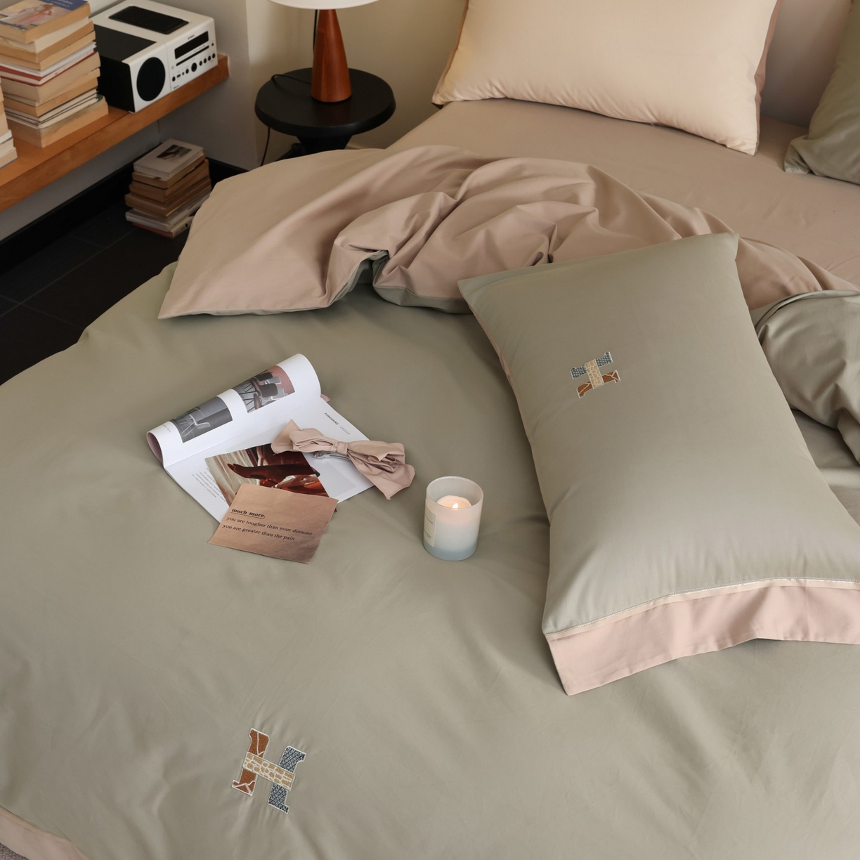 91家纺网 家纺一手货源 找家纺 初拾 2025新款全棉磨毛小资系列绣花四件套-纽约日报（控价不低于368元 会员减 20） 纽约日报-抹茶慕斯