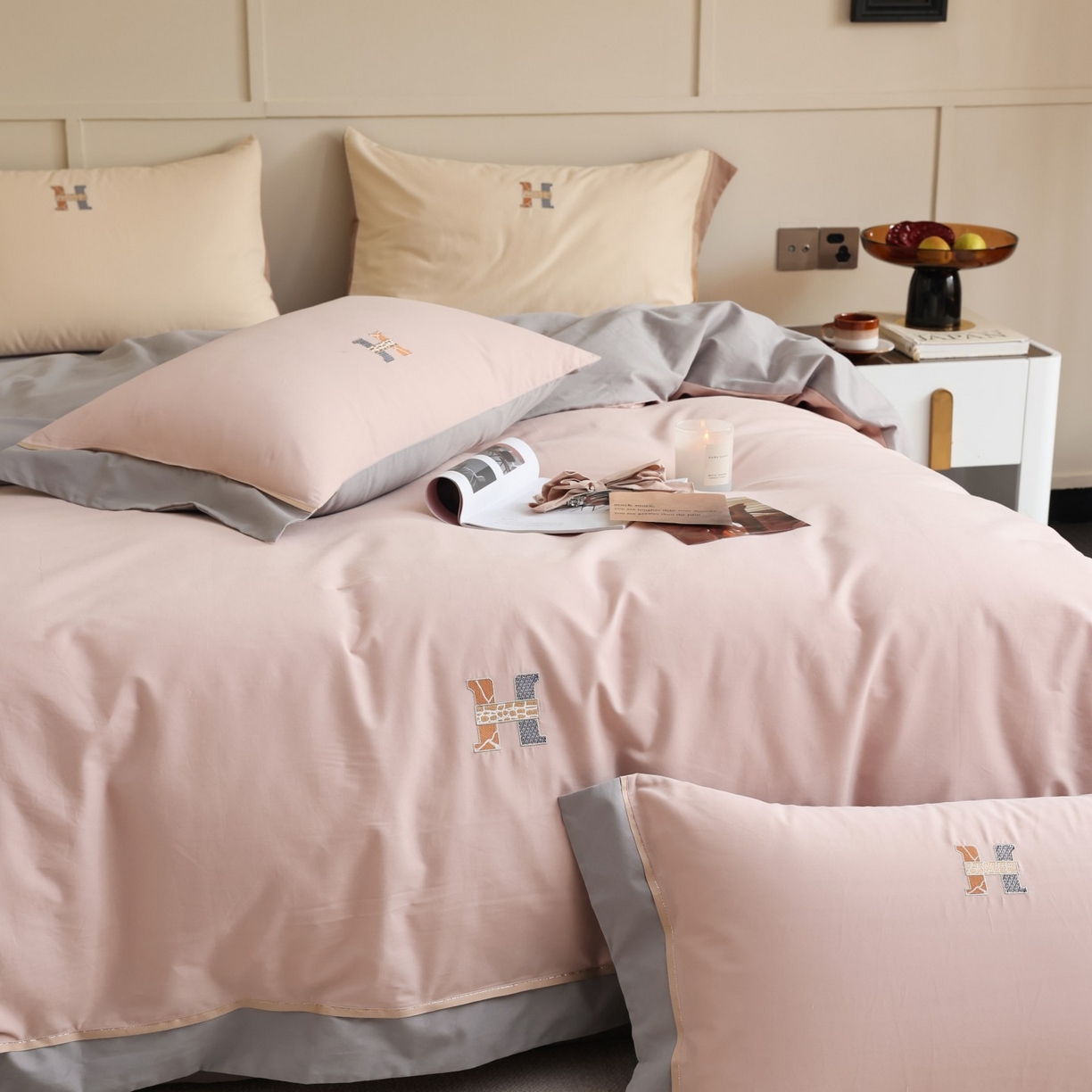 91家纺网 家纺一手货源 找家纺 初拾 2025新款全棉磨毛小资系列绣花四件套-纽约日报（控价不低于368元 会员减 20） 纽约日报-雾色柔莓