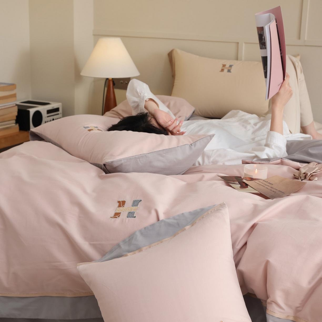 91家纺网 家纺一手货源 找家纺 初拾 2025新款全棉磨毛小资系列绣花四件套-纽约日报（控价不低于368元 会员减 20） 纽约日报-雾色柔莓