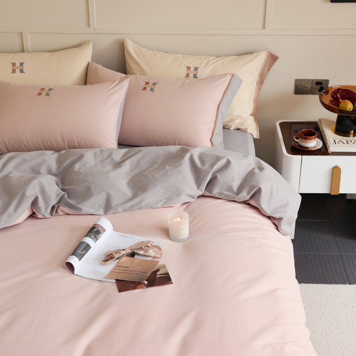 91家纺网 家纺一手货源 找家纺 初拾 2025新款全棉磨毛小资系列绣花四件套-纽约日报（控价不低于368元 会员减 20） 纽约日报-雾色柔莓