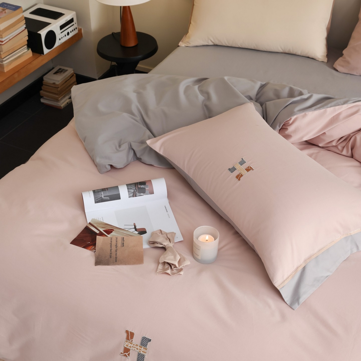 91家纺网 家纺一手货源 找家纺 初拾 2025新款全棉磨毛小资系列绣花四件套-纽约日报（控价不低于368元 会员减 20） 纽约日报-雾色柔莓