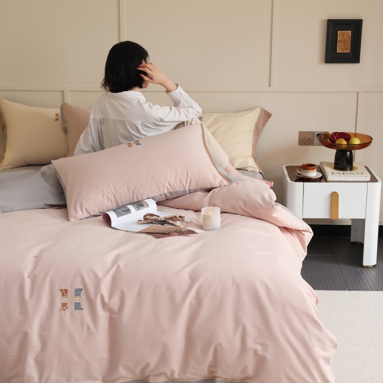 91家纺网 家纺一手货源 找家纺 初拾 2025新款全棉磨毛小资系列绣花四件套-纽约日报（控价不低于368元 会员减 20） 纽约日报-雾色柔莓