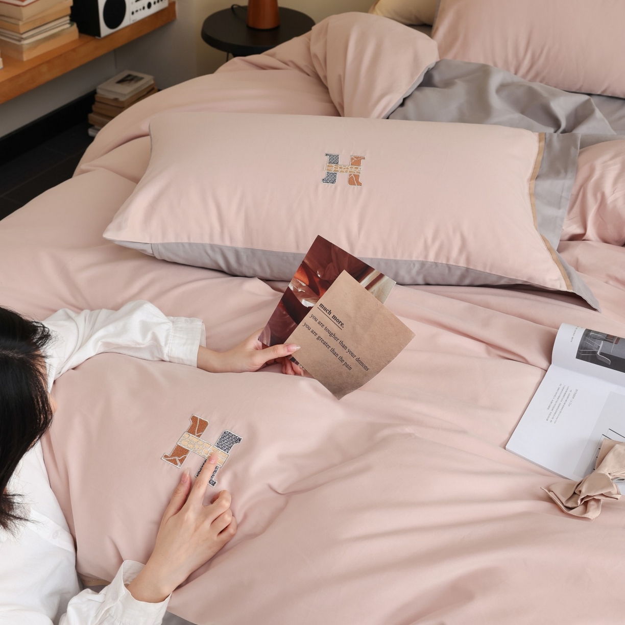 91家纺网 家纺一手货源 找家纺 初拾 2025新款全棉磨毛小资系列绣花四件套-纽约日报（控价不低于368元 会员减 20） 纽约日报-雾色柔莓