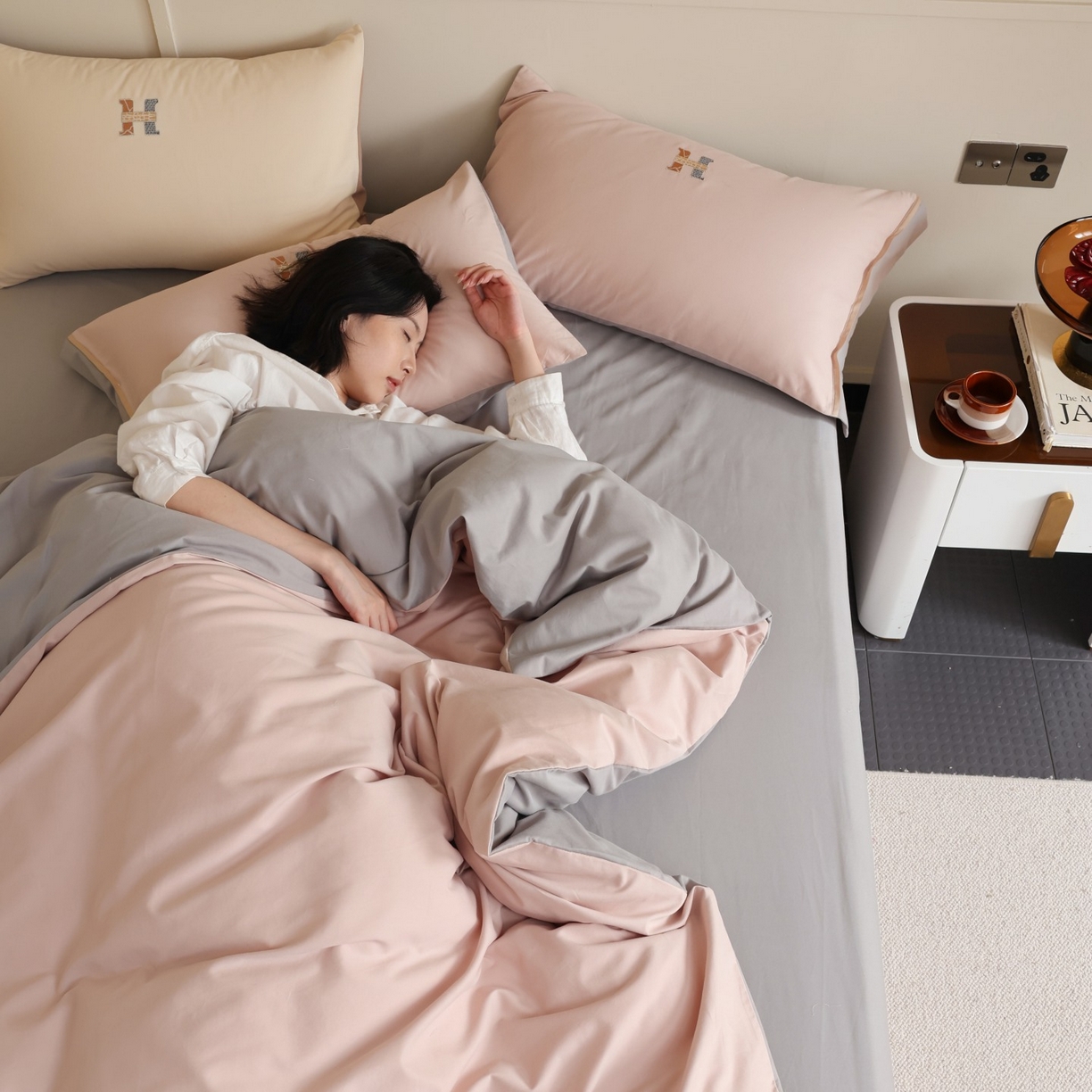 91家纺网 家纺一手货源 找家纺 初拾 2025新款全棉磨毛小资系列绣花四件套-纽约日报（控价不低于368元 会员减 20） 纽约日报-雾色柔莓