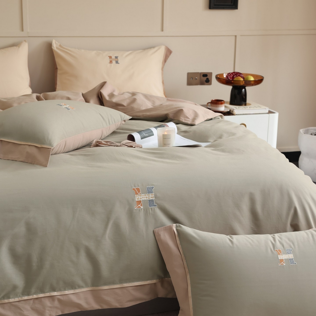 91家纺网 家纺一手货源 找家纺 初拾 2025新款全棉磨毛小资系列绣花四件套-纽约日报（控价不低于368元 会员减 20） 纽约日报-抹茶慕斯