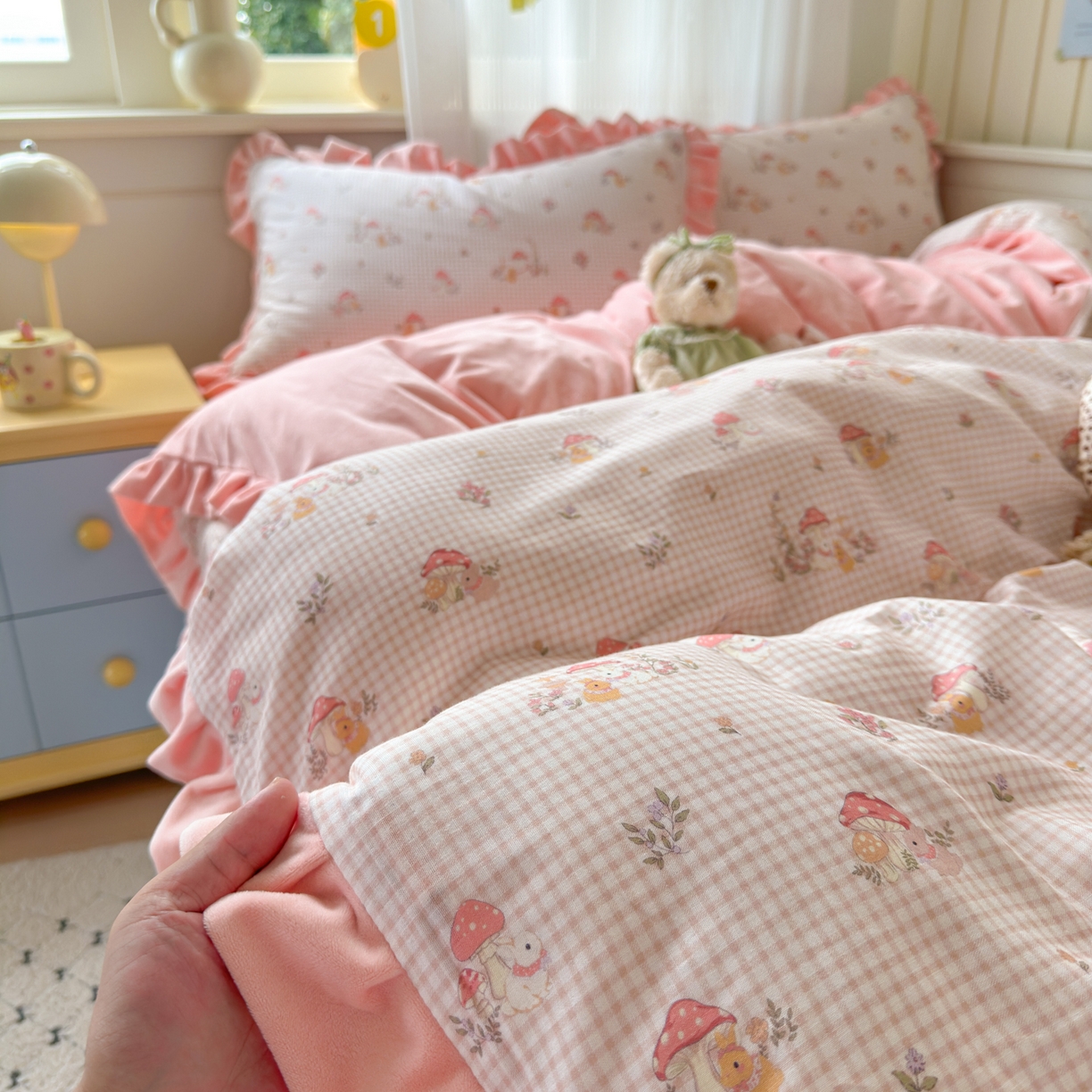 91家纺网 家纺一手货源 找家纺 淑女公社家纺 2025秋冬新款纯棉双层纱加韩国绒四件套 蘑菇小兔