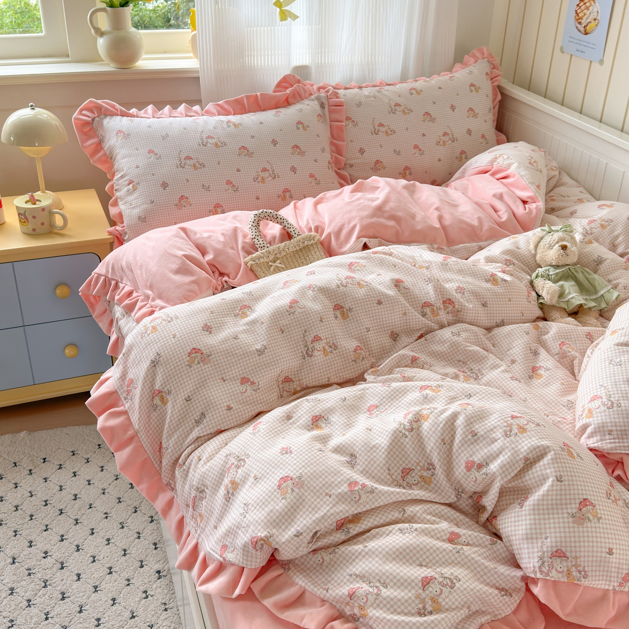 91家纺网 家纺一手货源 找家纺 淑女公社家纺 2025秋冬新款纯棉双层纱加韩国绒四件套 蘑菇小兔