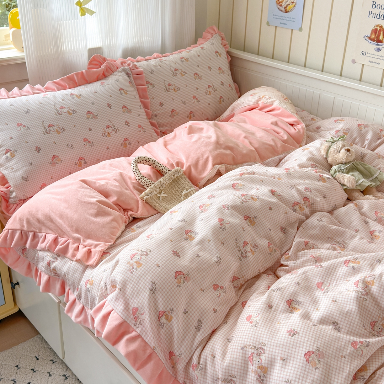 91家纺网 家纺一手货源 找家纺 淑女公社家纺 2025秋冬新款纯棉双层纱加韩国绒四件套 蘑菇小兔