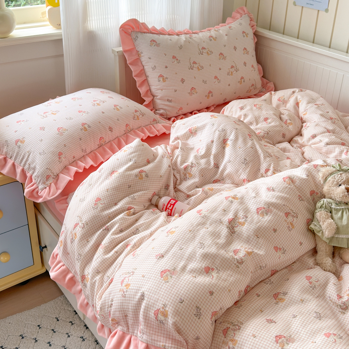 91家纺网 家纺一手货源 找家纺 淑女公社家纺 2025秋冬新款纯棉双层纱加韩国绒四件套 蘑菇小兔