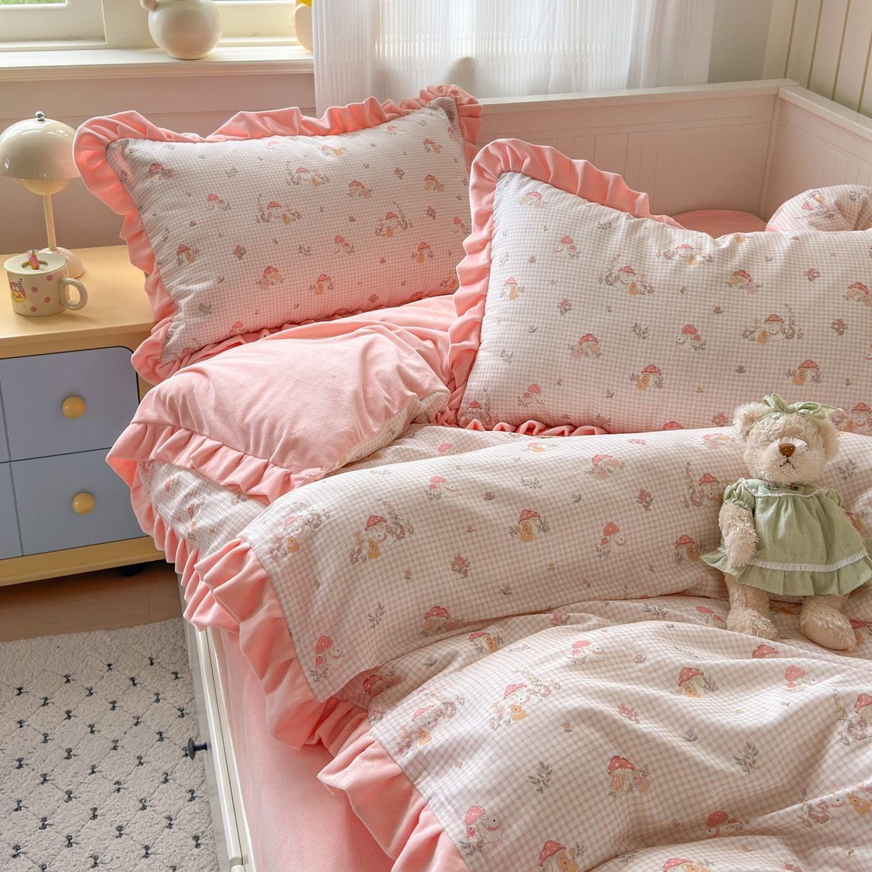 91家纺网 家纺一手货源 找家纺 淑女公社家纺 2025秋冬新款纯棉双层纱加韩国绒四件套 蘑菇小兔