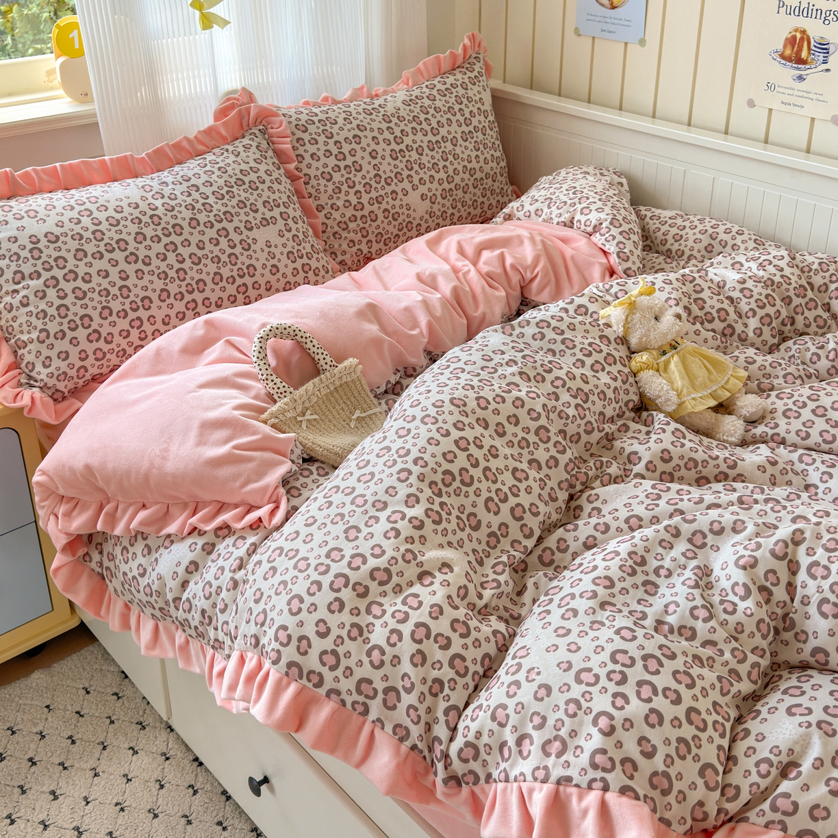 91家纺网 家纺一手货源 找家纺 淑女公社家纺 2025秋冬新款纯棉双层纱加韩国绒四件套 甜酷女孩 粉