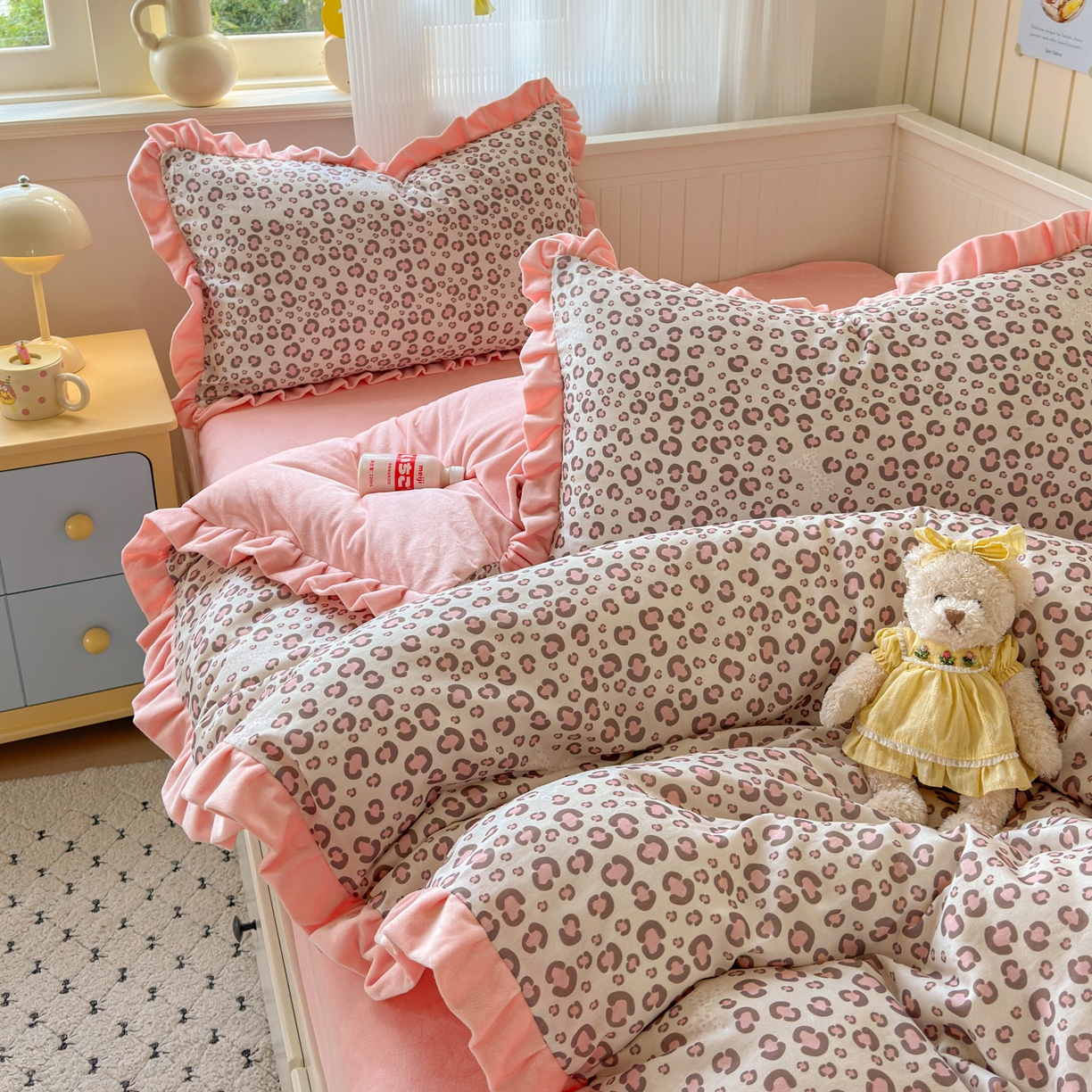 91家纺网 家纺一手货源 找家纺 淑女公社家纺 2025秋冬新款纯棉双层纱加韩国绒四件套 甜酷女孩 粉