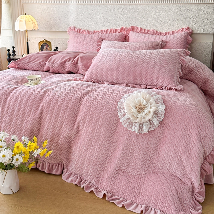 91家纺网 家纺一手货源 找家纺 （总）乐嘉盈2025年新款纯色刺绣床裙款牛奶绒四件套-云栖