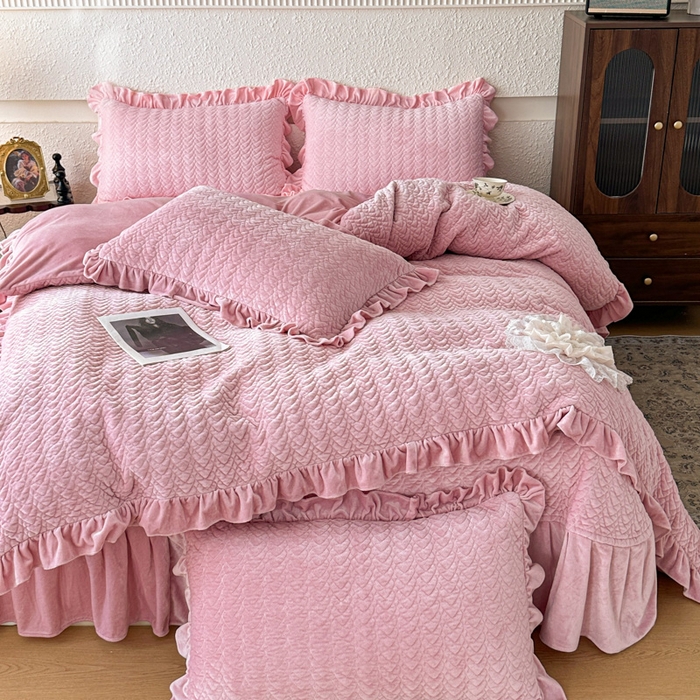 91家纺网 家纺一手货源 找家纺 （总）乐嘉盈2025年新款纯色刺绣床裙款牛奶绒四件套-云栖