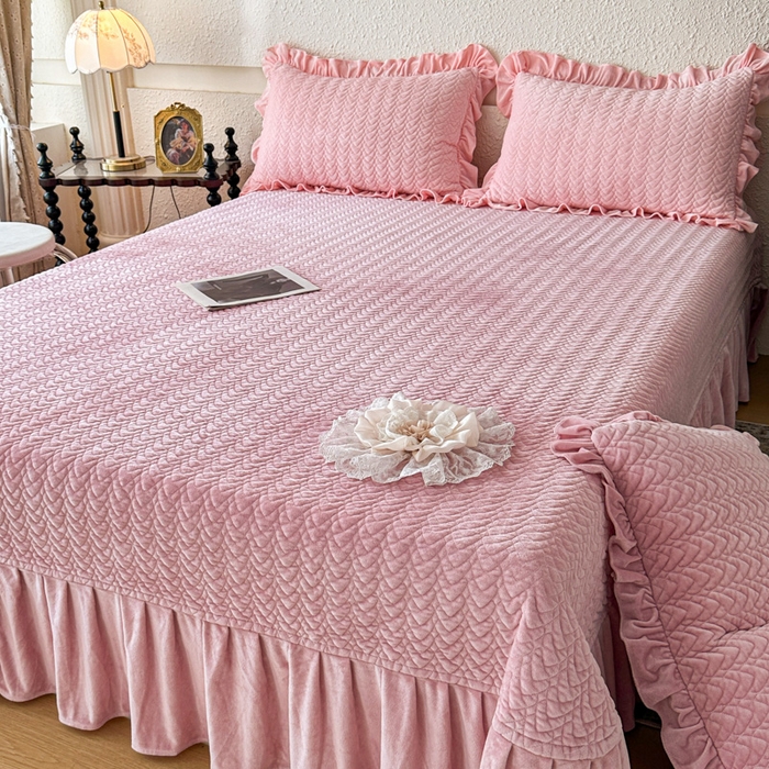 91家纺网 家纺一手货源 找家纺 （总）乐嘉盈2025年新款纯色刺绣床裙款牛奶绒四件套-云栖