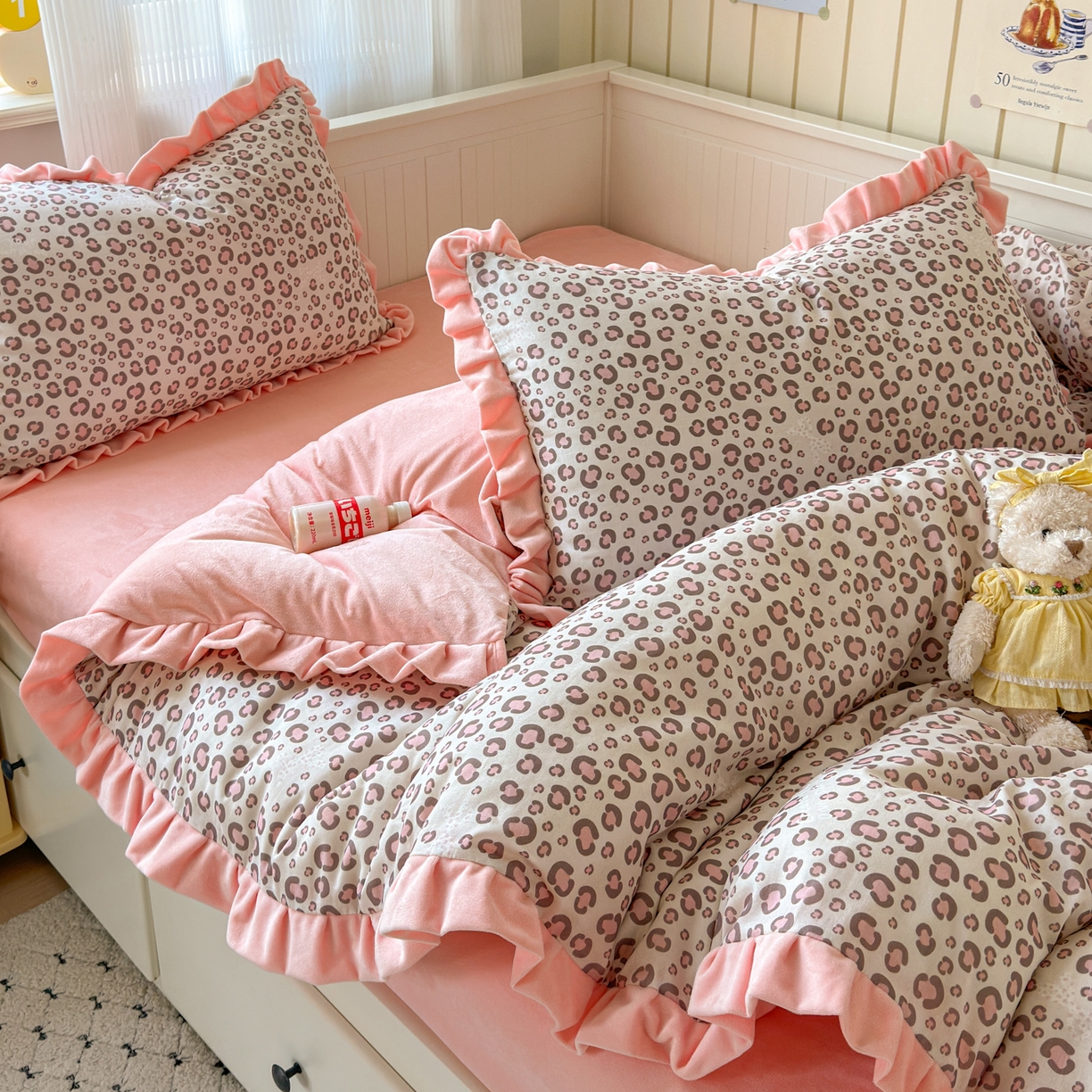 91家纺网 家纺一手货源 找家纺 淑女公社家纺 2025秋冬新款纯棉双层纱加韩国绒四件套 甜酷女孩 粉