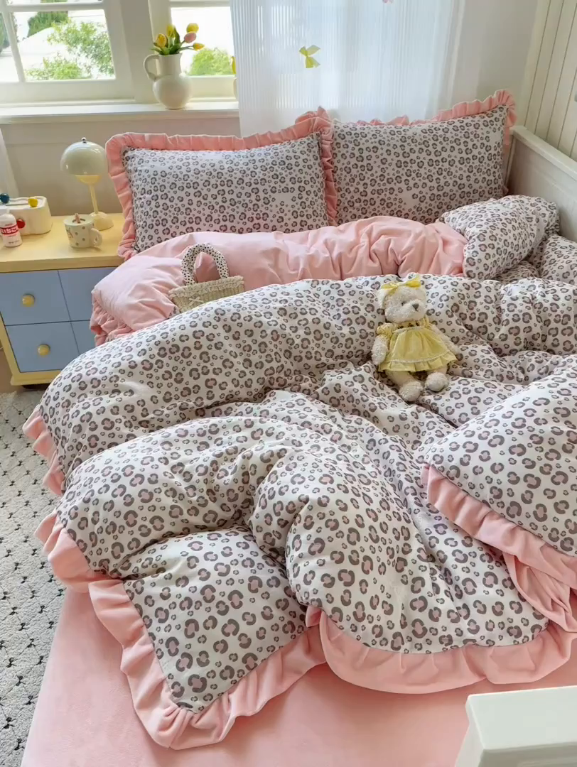 91家纺网 家纺一手货源 找家纺 淑女公社家纺 2025秋冬新款纯棉双层纱加韩国绒四件套 甜酷女孩 粉