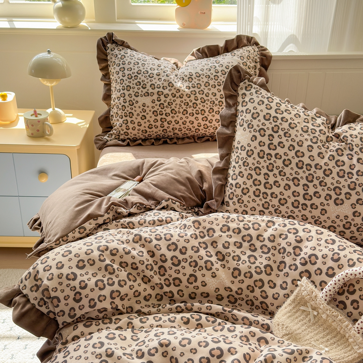 91家纺网 家纺一手货源 找家纺 淑女公社家纺 2025秋冬新款纯棉双层纱加韩国绒四件套 甜酷女孩 咖