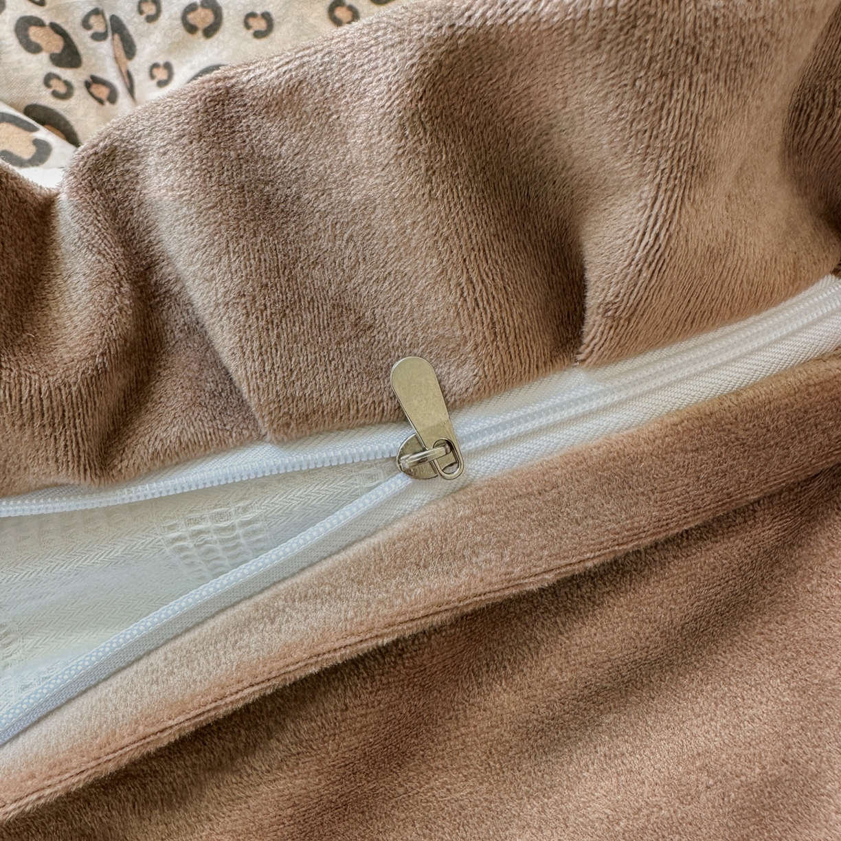 91家纺网 家纺一手货源 找家纺 淑女公社家纺 2025秋冬新款纯棉双层纱加韩国绒四件套 甜酷女孩 咖