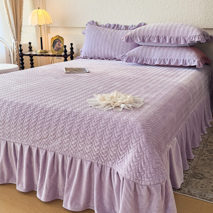 91家纺网 家纺一手货源 找家纺 乐嘉盈2025年新款纯色刺绣床裙款牛奶绒四件套-云栖 云栖-紫