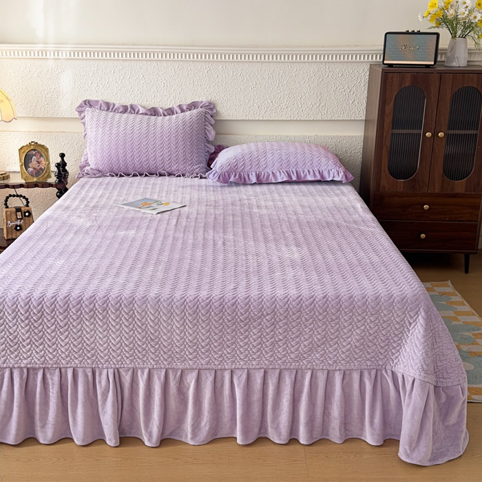 91家纺网 家纺一手货源 找家纺 乐嘉盈2025年新款纯色刺绣床裙款牛奶绒四件套-云栖 云栖-紫