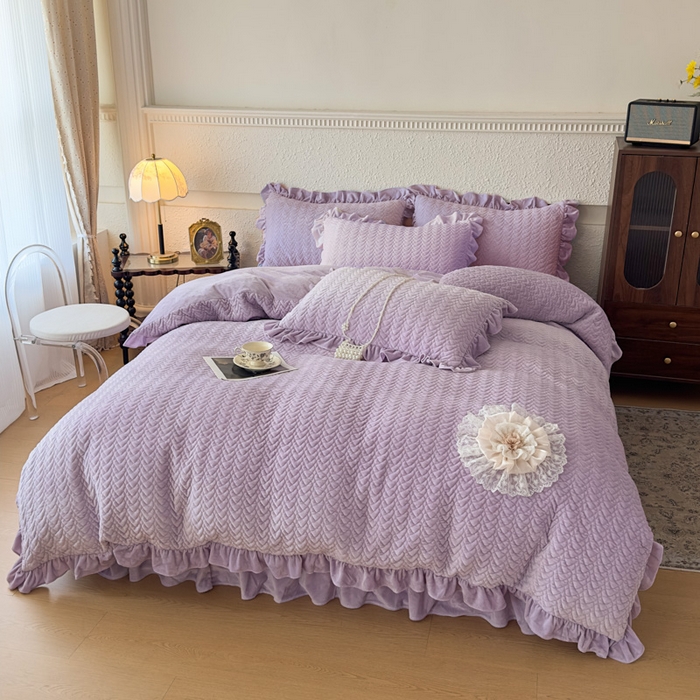 91家纺网 家纺一手货源 找家纺 乐嘉盈2025年新款纯色刺绣床裙款牛奶绒四件套-云栖 云栖-紫