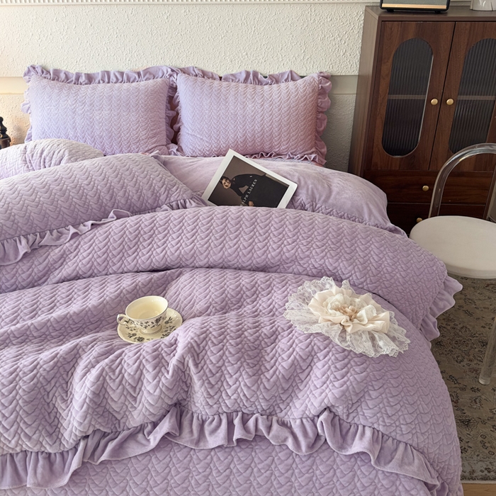 91家纺网 家纺一手货源 找家纺 乐嘉盈2025年新款纯色刺绣床裙款牛奶绒四件套-云栖 云栖-紫