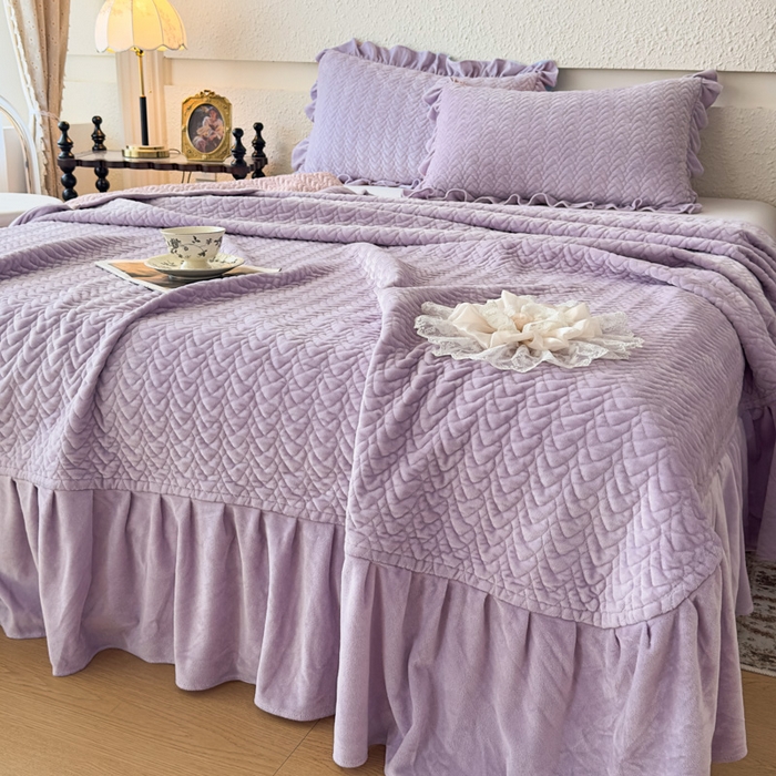 91家纺网 家纺一手货源 找家纺 乐嘉盈2025年新款纯色刺绣床裙款牛奶绒四件套-云栖 云栖-紫