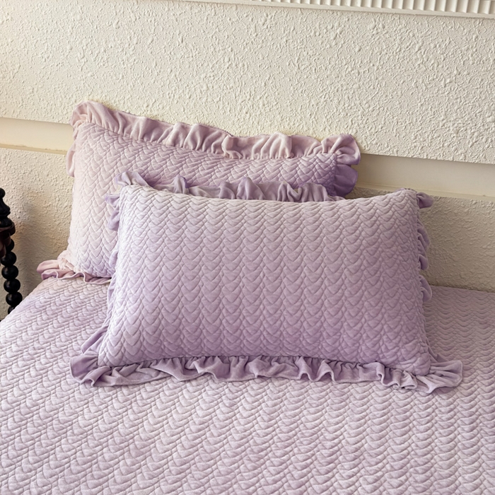 91家纺网 家纺一手货源 找家纺 乐嘉盈2025年新款纯色刺绣床裙款牛奶绒四件套-云栖 云栖-紫