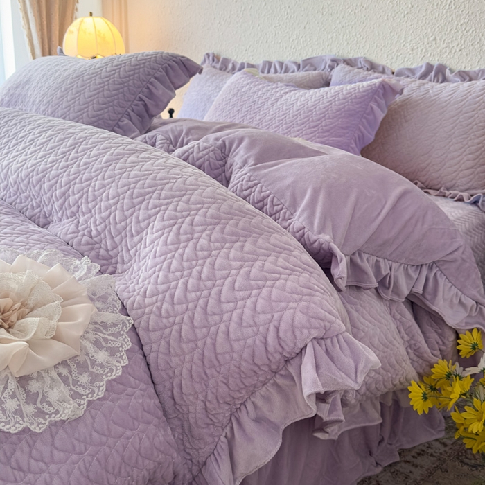 91家纺网 家纺一手货源 找家纺 乐嘉盈2025年新款纯色刺绣床裙款牛奶绒四件套-云栖 云栖-紫