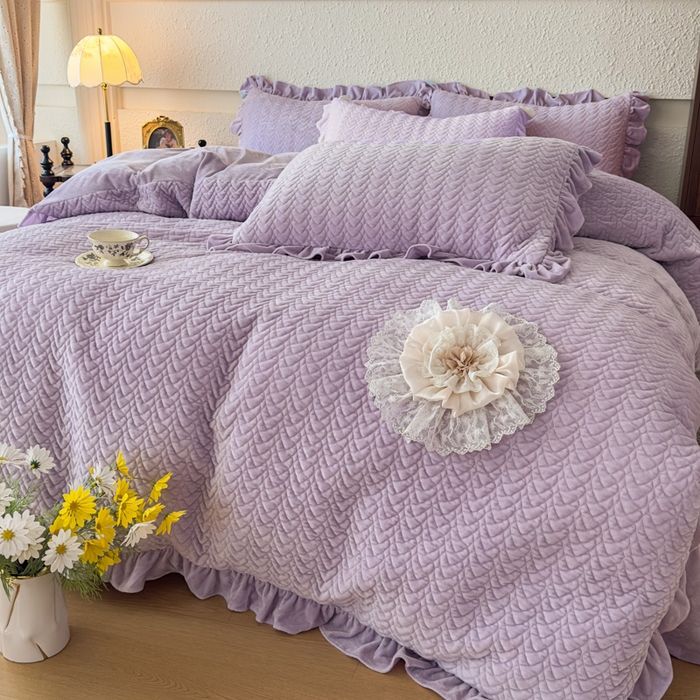 91家纺网 家纺一手货源 找家纺 乐嘉盈2025年新款纯色刺绣床裙款牛奶绒四件套-云栖 云栖-紫