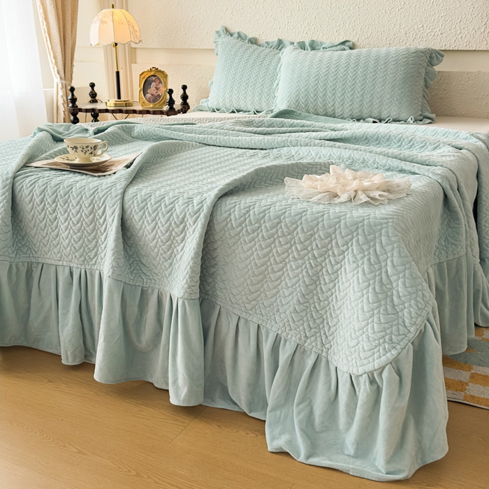 91家纺网 家纺一手货源 找家纺 乐嘉盈2025年新款纯色刺绣床裙款牛奶绒四件套-云栖 云栖-绿