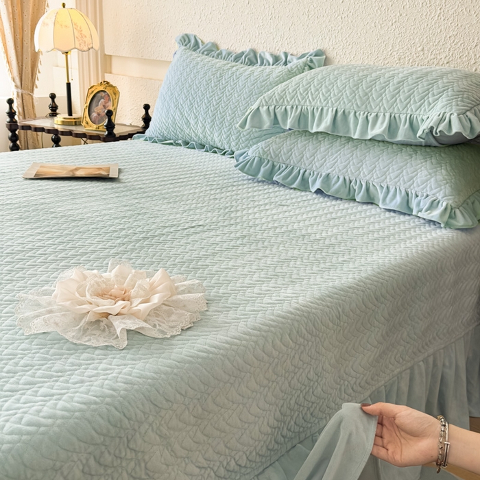 91家纺网 家纺一手货源 找家纺 乐嘉盈2025年新款纯色刺绣床裙款牛奶绒四件套-云栖 云栖-绿