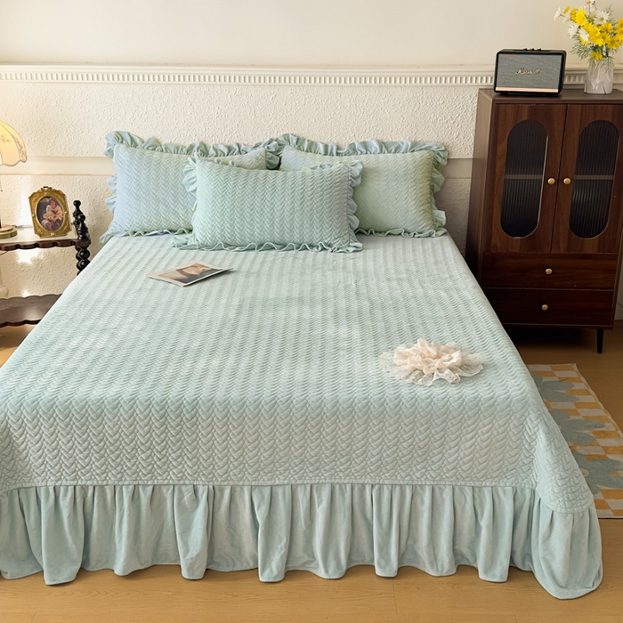 91家纺网 家纺一手货源 找家纺 乐嘉盈2025年新款纯色刺绣床裙款牛奶绒四件套-云栖 云栖-绿