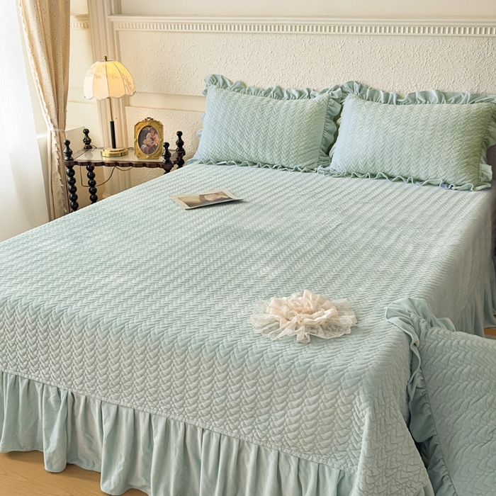 91家纺网 家纺一手货源 找家纺 乐嘉盈2025年新款纯色刺绣床裙款牛奶绒四件套-云栖 云栖-绿