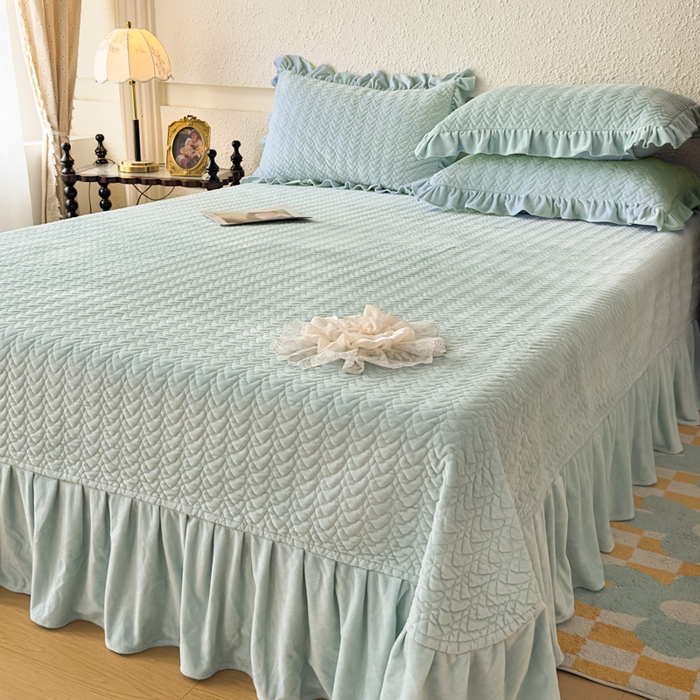 91家纺网 家纺一手货源 找家纺 乐嘉盈2025年新款纯色刺绣床裙款牛奶绒四件套-云栖 云栖-绿