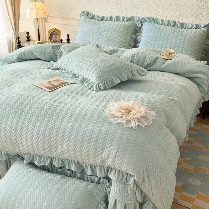 91家纺网 家纺一手货源 找家纺 乐嘉盈2025年新款纯色刺绣床裙款牛奶绒四件套-云栖 云栖-绿