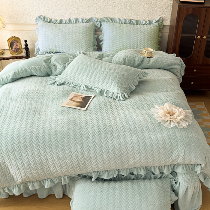 91家纺网 家纺一手货源 找家纺 乐嘉盈2025年新款纯色刺绣床裙款牛奶绒四件套-云栖 云栖-绿