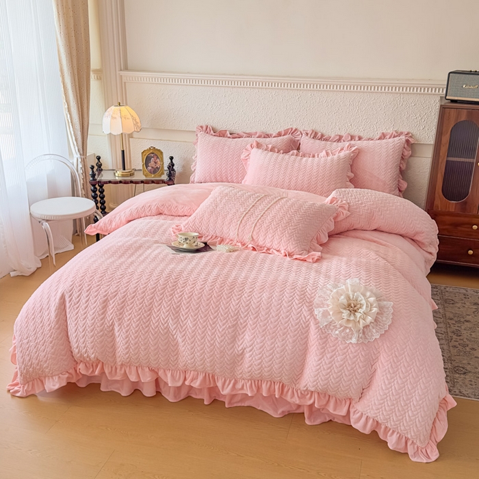 91家纺网 家纺一手货源 找家纺 乐嘉盈2025年新款纯色刺绣床裙款牛奶绒四件套-云栖 云栖-粉