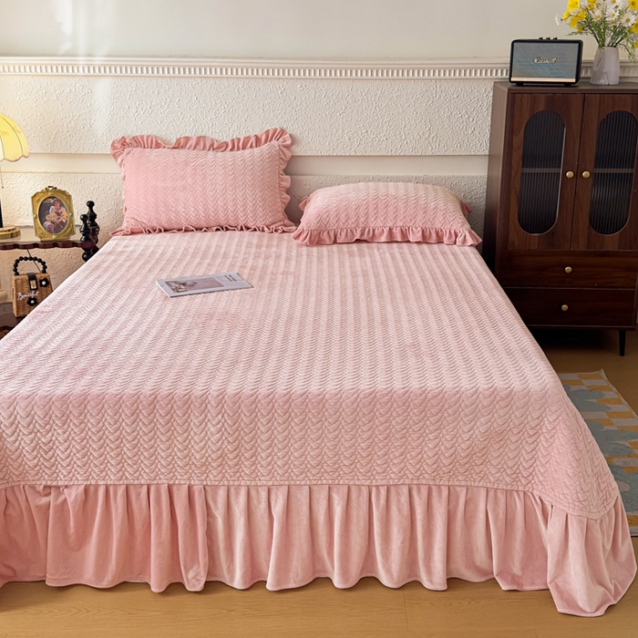 91家纺网 家纺一手货源 找家纺 乐嘉盈2025年新款纯色刺绣床裙款牛奶绒四件套-云栖 云栖-粉