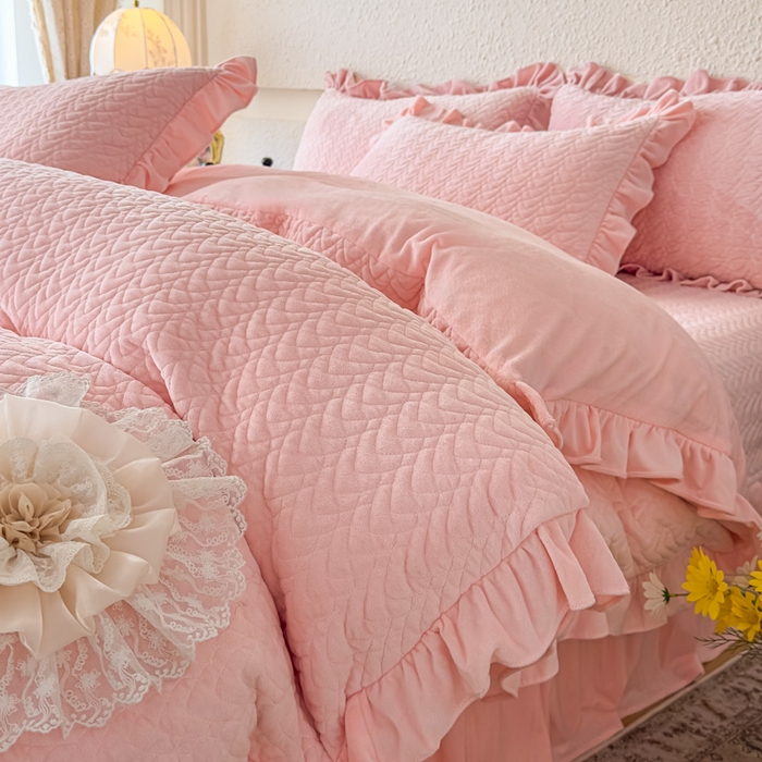 91家纺网 家纺一手货源 找家纺 乐嘉盈2025年新款纯色刺绣床裙款牛奶绒四件套-云栖 云栖-粉