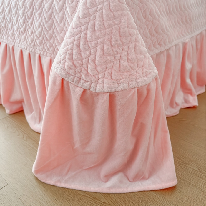 91家纺网 家纺一手货源 找家纺 乐嘉盈2025年新款纯色刺绣床裙款牛奶绒四件套-云栖 云栖-粉
