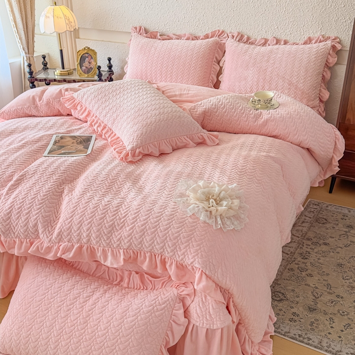 91家纺网 家纺一手货源 找家纺 乐嘉盈2025年新款纯色刺绣床裙款牛奶绒四件套-云栖 云栖-粉
