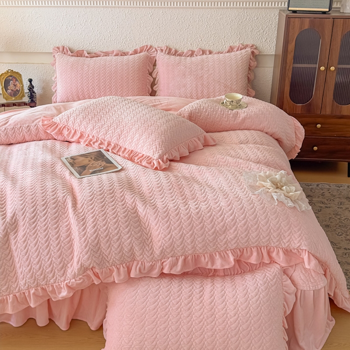 91家纺网 家纺一手货源 找家纺 乐嘉盈2025年新款纯色刺绣床裙款牛奶绒四件套-云栖 云栖-粉