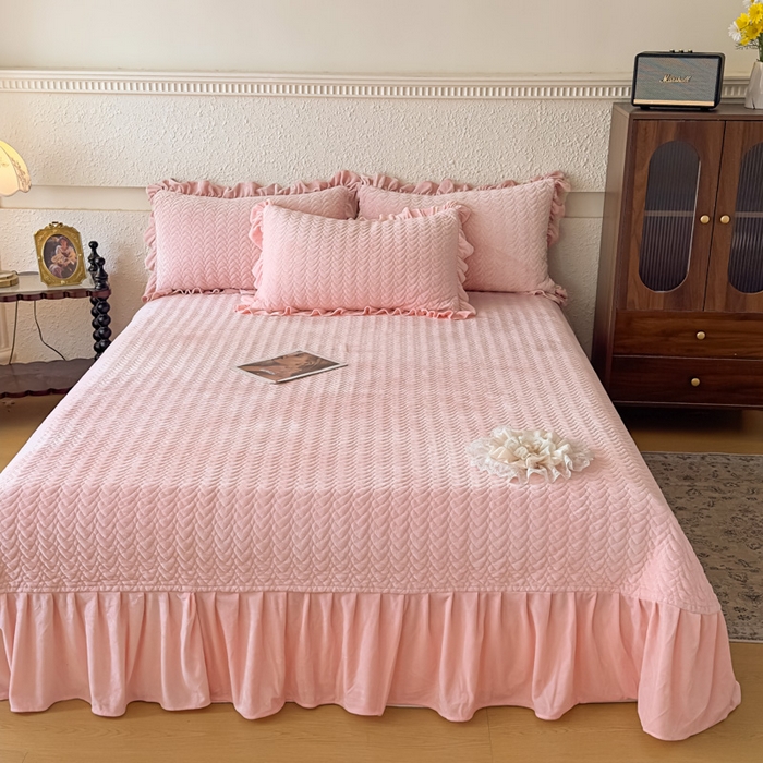 91家纺网 家纺一手货源 找家纺 乐嘉盈2025年新款纯色刺绣床裙款牛奶绒四件套-云栖 云栖-粉