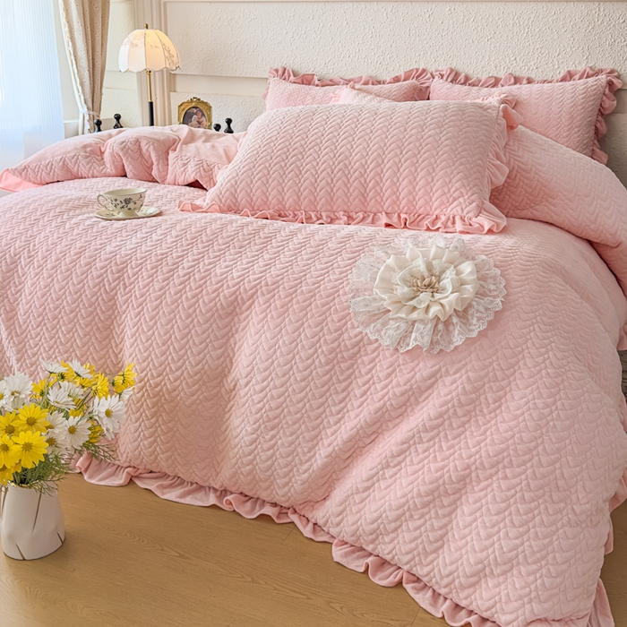 91家纺网 家纺一手货源 找家纺 乐嘉盈2025年新款纯色刺绣床裙款牛奶绒四件套-云栖 云栖-粉