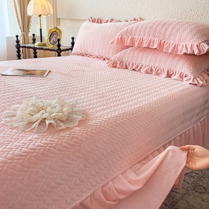 91家纺网 家纺一手货源 找家纺 乐嘉盈2025年新款纯色刺绣床裙款牛奶绒四件套-云栖 云栖-粉